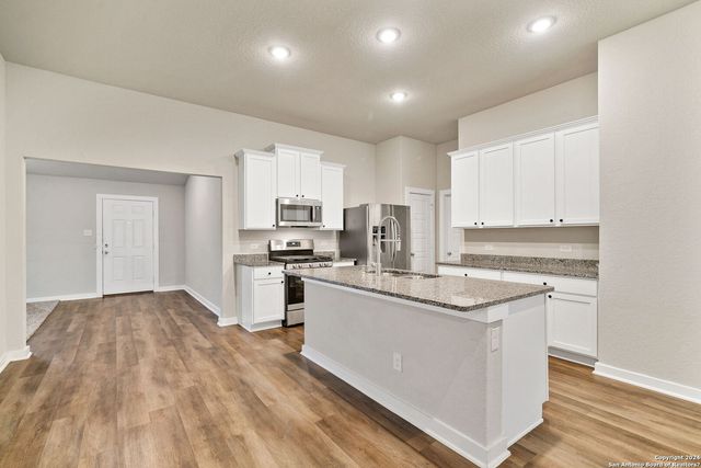 6106 RIO PIEDRA DR, San Antonio, TX 78247