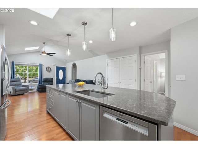 3001 N CENTER St, Newberg, OR 97132