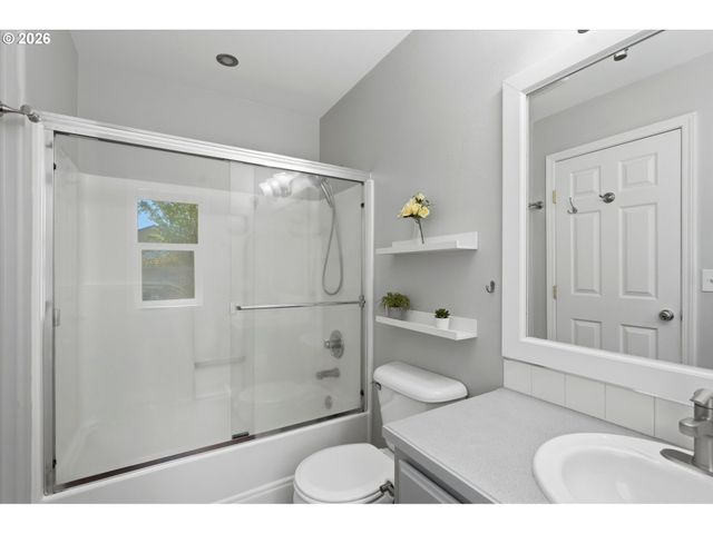3001 N CENTER St, Newberg, OR 97132