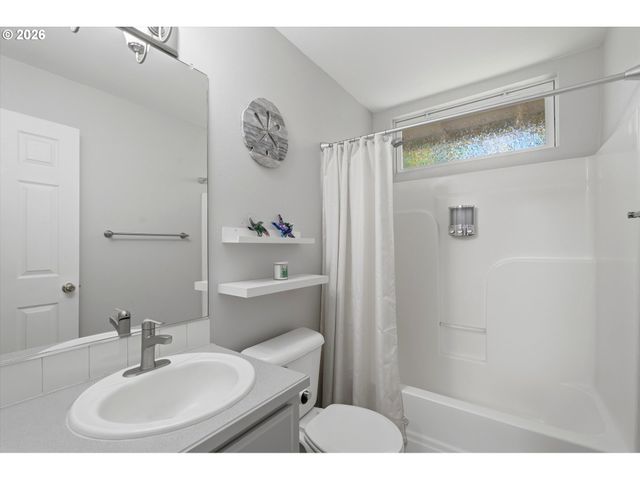 3001 N CENTER St, Newberg, OR 97132
