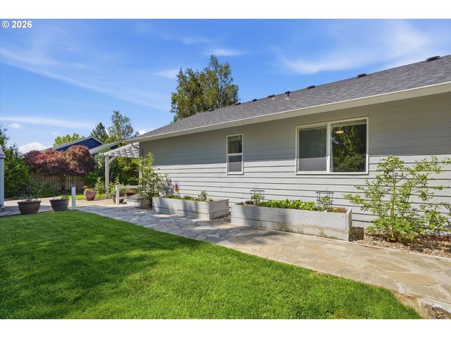 3001 N CENTER St, Newberg, OR 97132