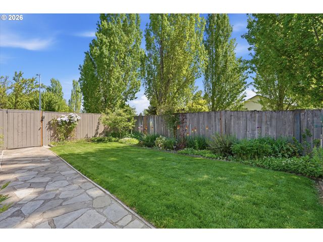 3001 N CENTER St, Newberg, OR 97132