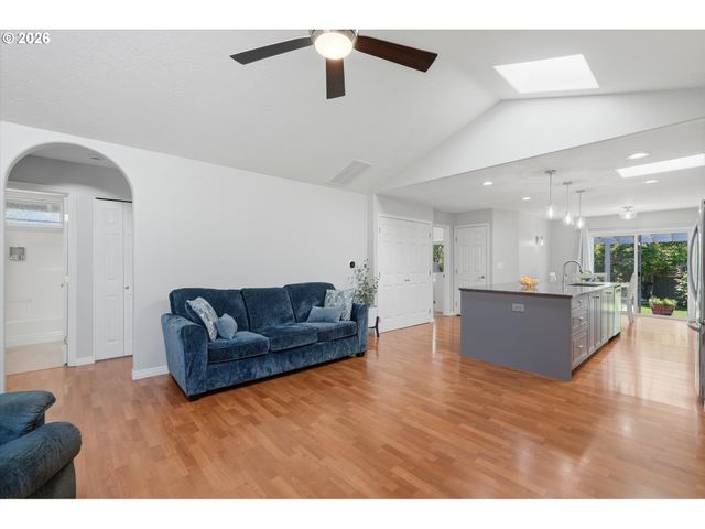 3001 N CENTER St, Newberg, OR 97132