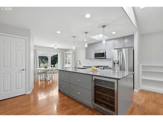 3001 N CENTER St, Newberg, OR 97132