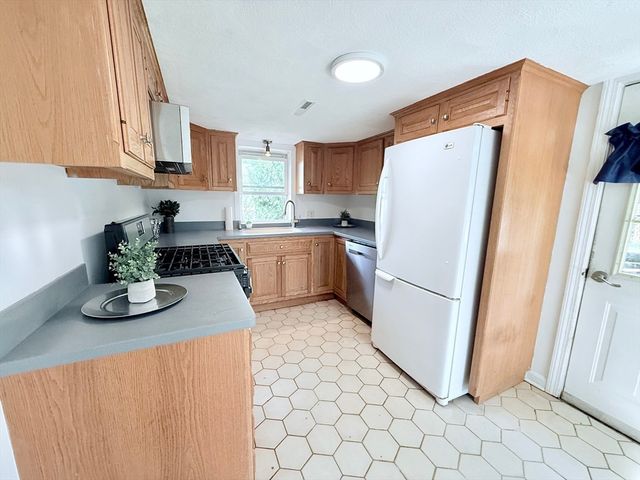 975 S Main St, Bellingham, MA 02019