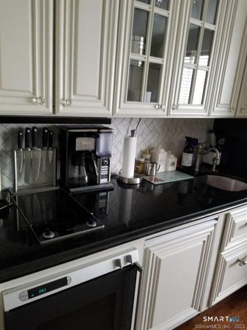 47 Lafayette Place 2G, Greenwich, CT 06830