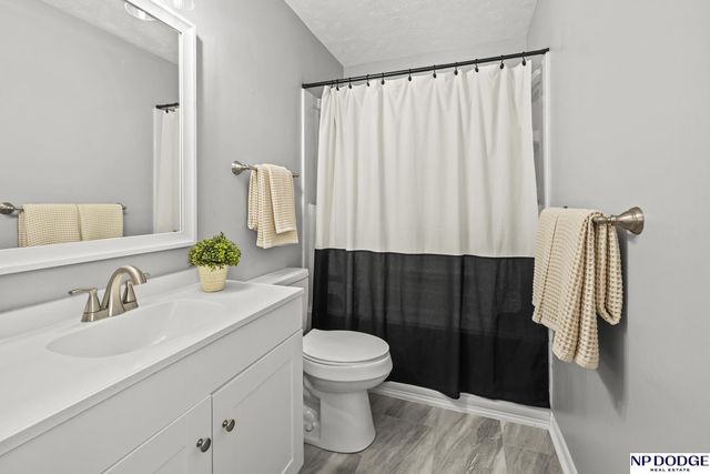 10914 Saratoga Plaza, Omaha, NE 68164
