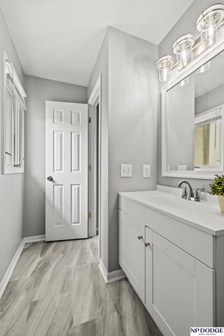 10914 Saratoga Plaza, Omaha, NE 68164