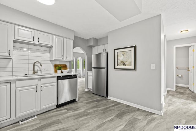 10914 Saratoga Plaza, Omaha, NE 68164