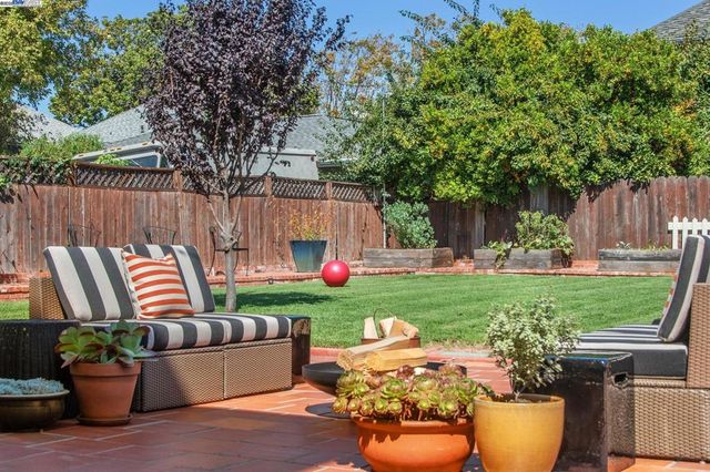 2061 Buena Vista Ave, Alameda, CA 94501