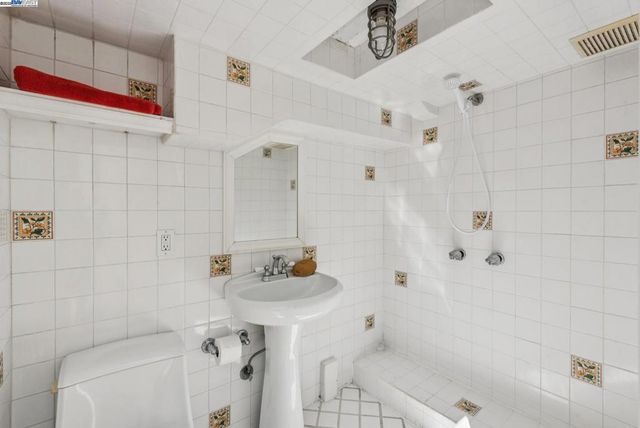 2061 Buena Vista Ave, Alameda, CA 94501