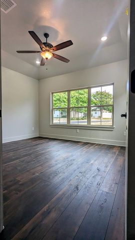 2015 N Chalet Circle, Kerrville, TX 78028