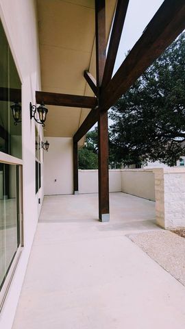 2015 N Chalet Circle, Kerrville, TX 78028