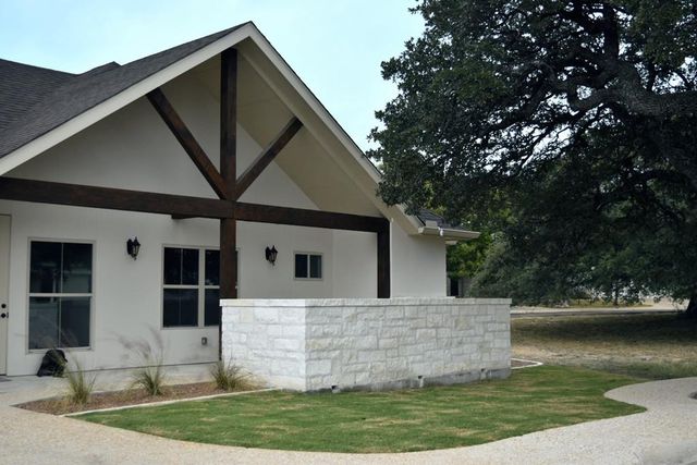 2015 N Chalet Circle, Kerrville, TX 78028