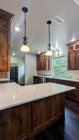 2015 N Chalet Circle, Kerrville, TX 78028