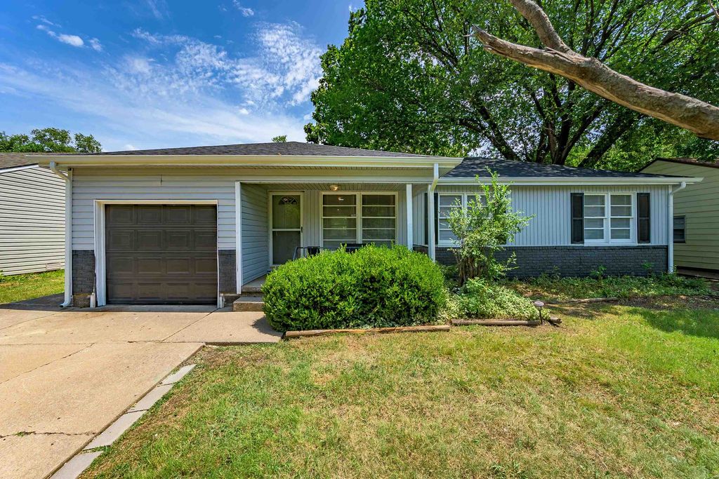 2726 N Spruce St, Wichita, KS 67219