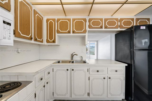 1300 NE 191st St A203, Miami, FL 33179