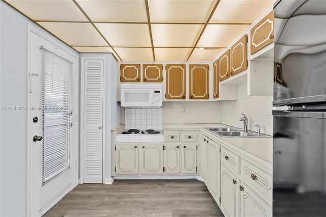 1300 NE 191st St A203, Miami, FL 33179