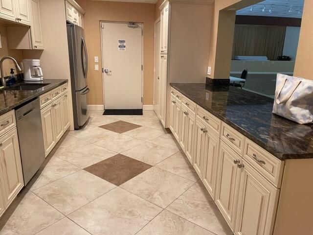 1020 Country Club Drive 406, Margate, FL 33063