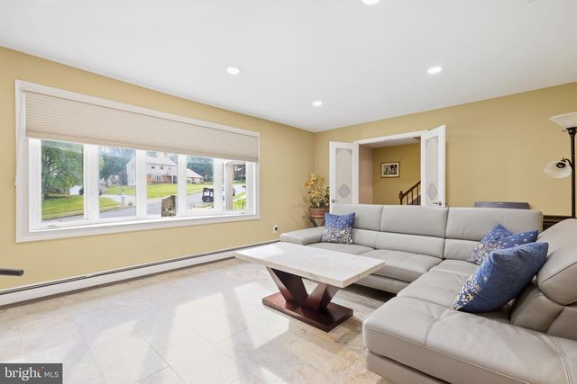 201 CREEKWOOD DR, Feasterville Trevose, PA 19053