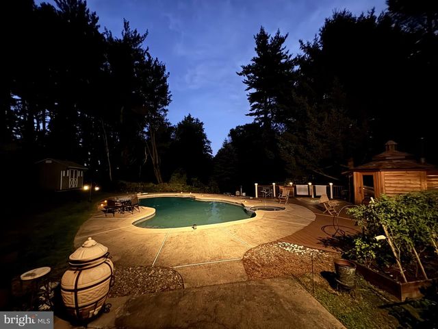 201 CREEKWOOD DR, Feasterville Trevose, PA 19053