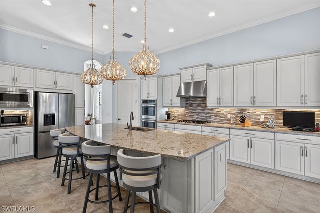 8667 Amour CT, Naples, FL 34119