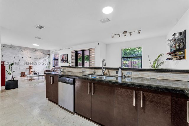 9770 NW 10th St 9770, Miami, FL 33172
