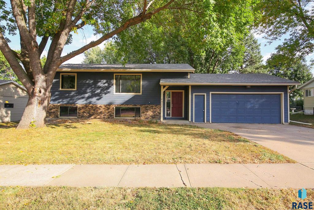 4208 E 23rd St Street, Sioux Falls, SD 57103