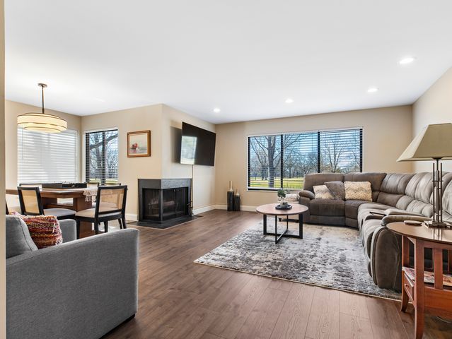 186 Shoreline Road, Lake Barrington, IL 60010