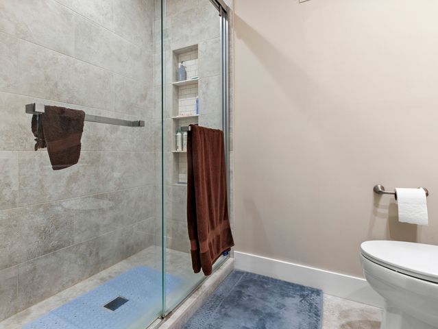 186 Shoreline Road, Lake Barrington, IL 60010