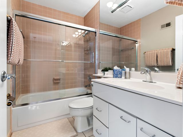 186 Shoreline Road, Lake Barrington, IL 60010