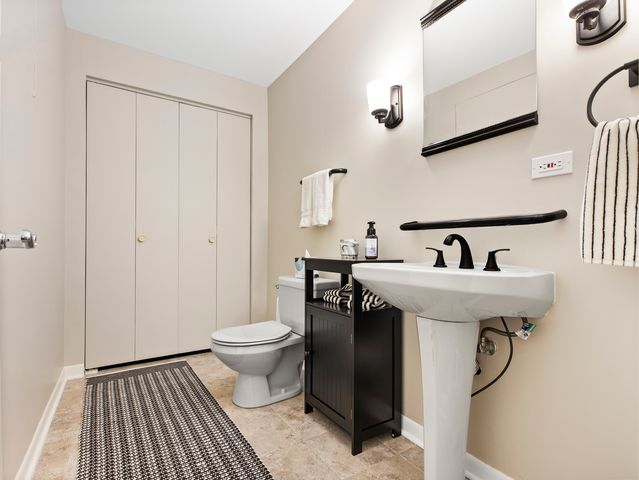 186 Shoreline Road, Lake Barrington, IL 60010