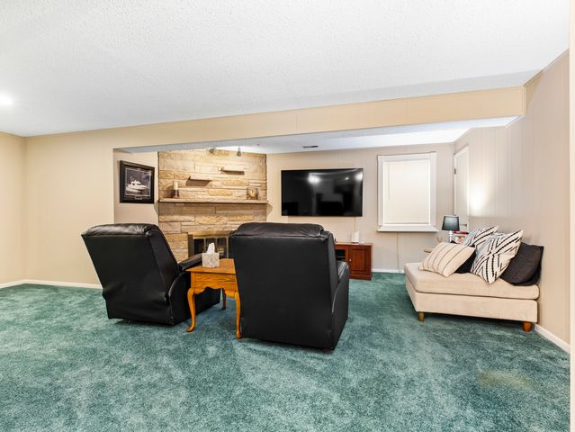 186 Shoreline Road, Lake Barrington, IL 60010