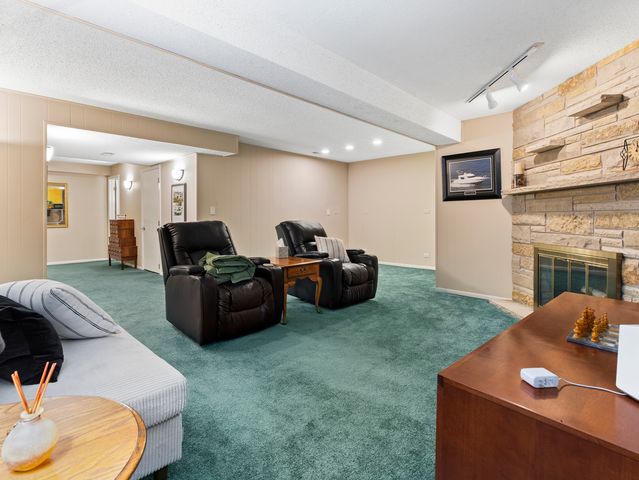 186 Shoreline Road, Lake Barrington, IL 60010