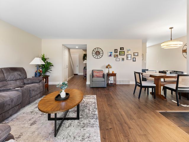 186 Shoreline Road, Lake Barrington, IL 60010