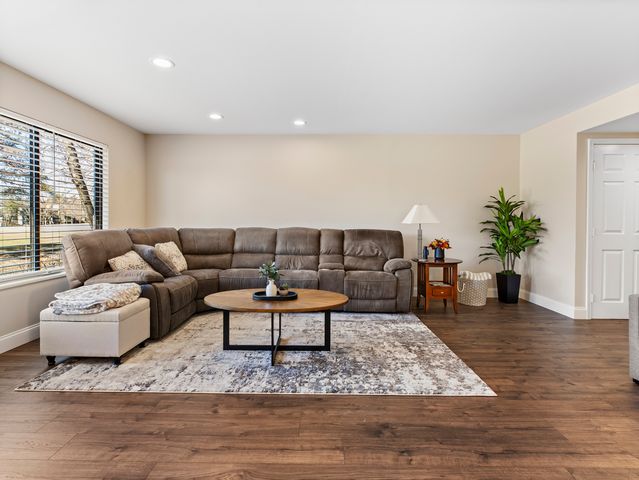 186 Shoreline Road, Lake Barrington, IL 60010