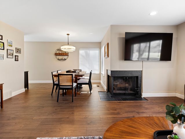 186 Shoreline Road, Lake Barrington, IL 60010