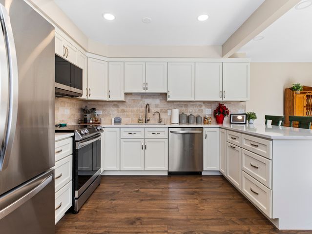 186 Shoreline Road, Lake Barrington, IL 60010