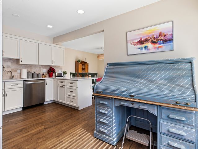 186 Shoreline Road, Lake Barrington, IL 60010