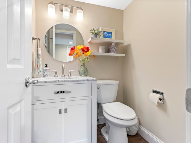 186 Shoreline Road, Lake Barrington, IL 60010