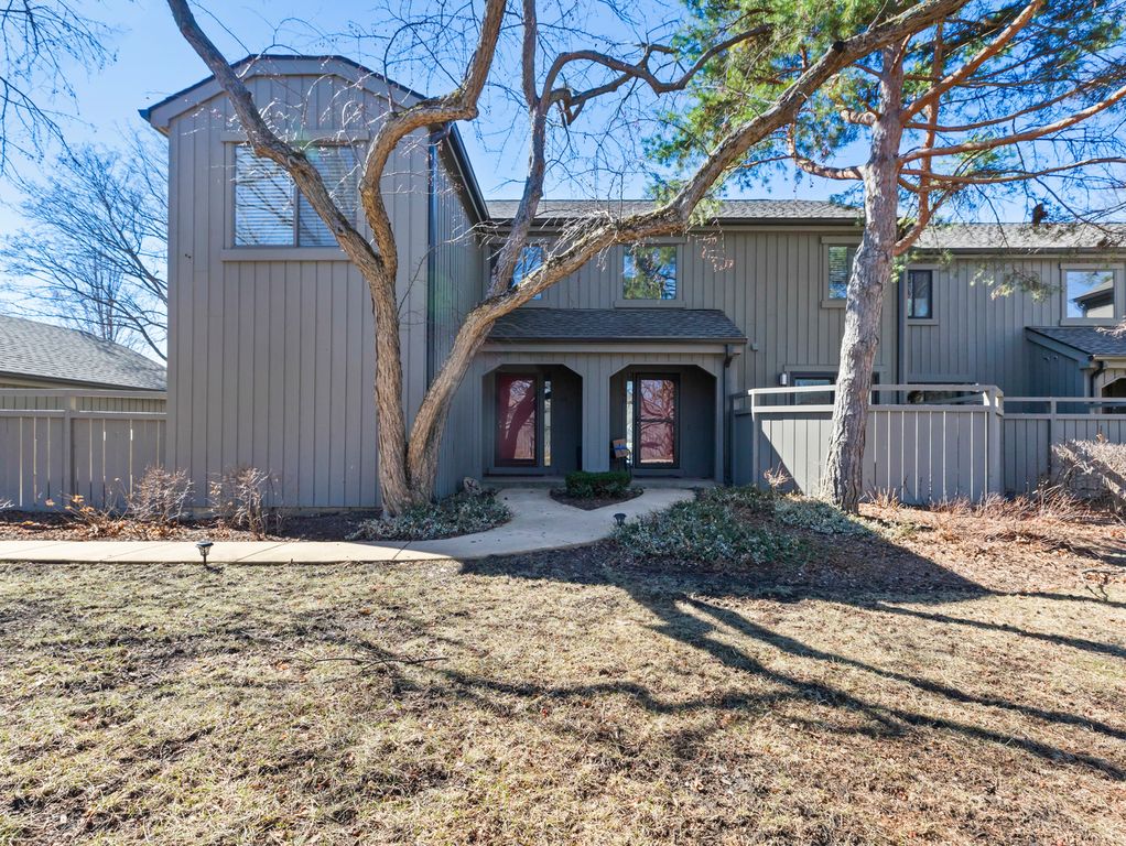 186 Shoreline Road, Lake Barrington, IL 60010