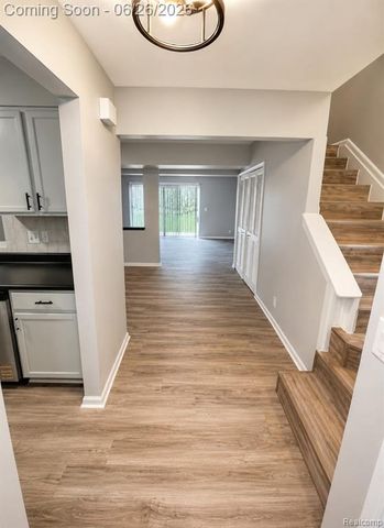 5858-5860 Niles Drive, Troy, MI 48098