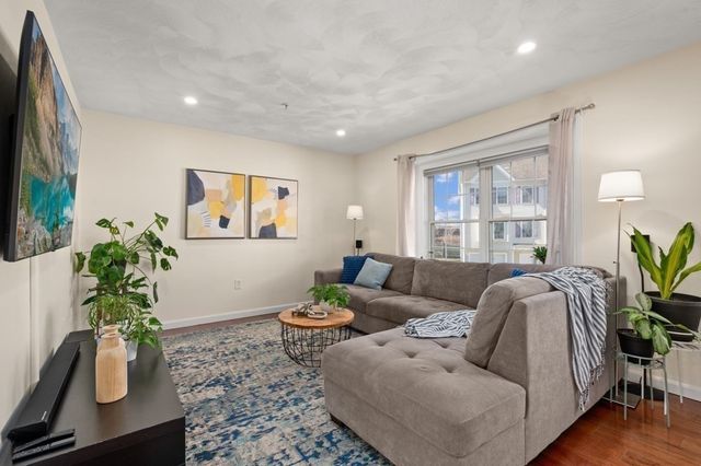 15 Alton St 9, Lowell, MA 01852