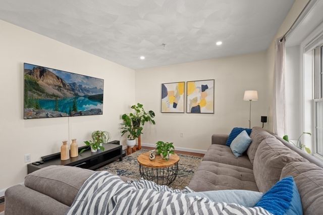 15 Alton St 9, Lowell, MA 01852