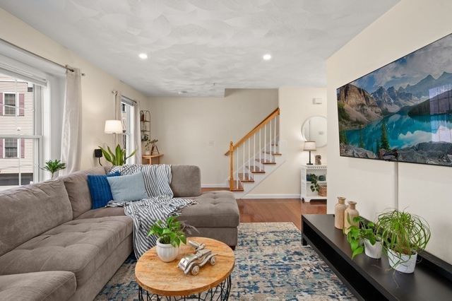 15 Alton St 9, Lowell, MA 01852