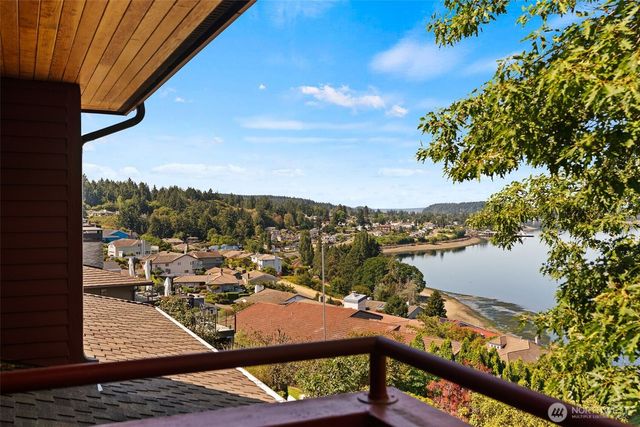 30 Silver Beach Drive, Steilacoom, WA 98388