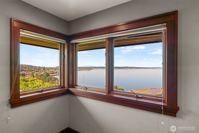 30 Silver Beach Drive, Steilacoom, WA 98388