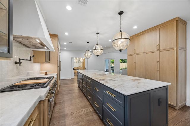 620 Stoneleigh Drive, Houston, TX 77079