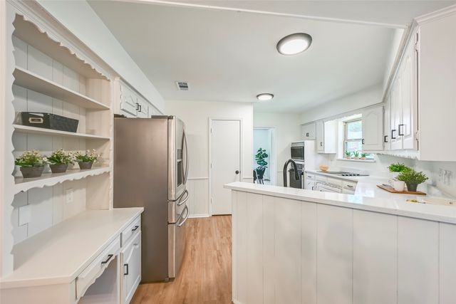 1913 Middle Glen Drive, Carrollton, TX 75007