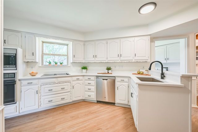 1913 Middle Glen Drive, Carrollton, TX 75007